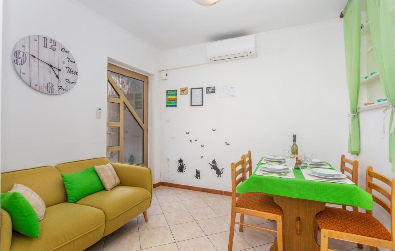 2 Bedroom Cozy Apartment In Omišalj Exteriör bild