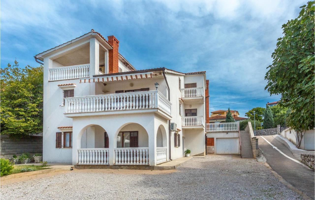 2 Bedroom Cozy Apartment In Omišalj Exteriör bild