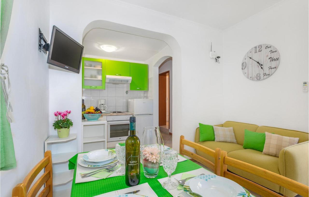 2 Bedroom Cozy Apartment In Omišalj Exteriör bild