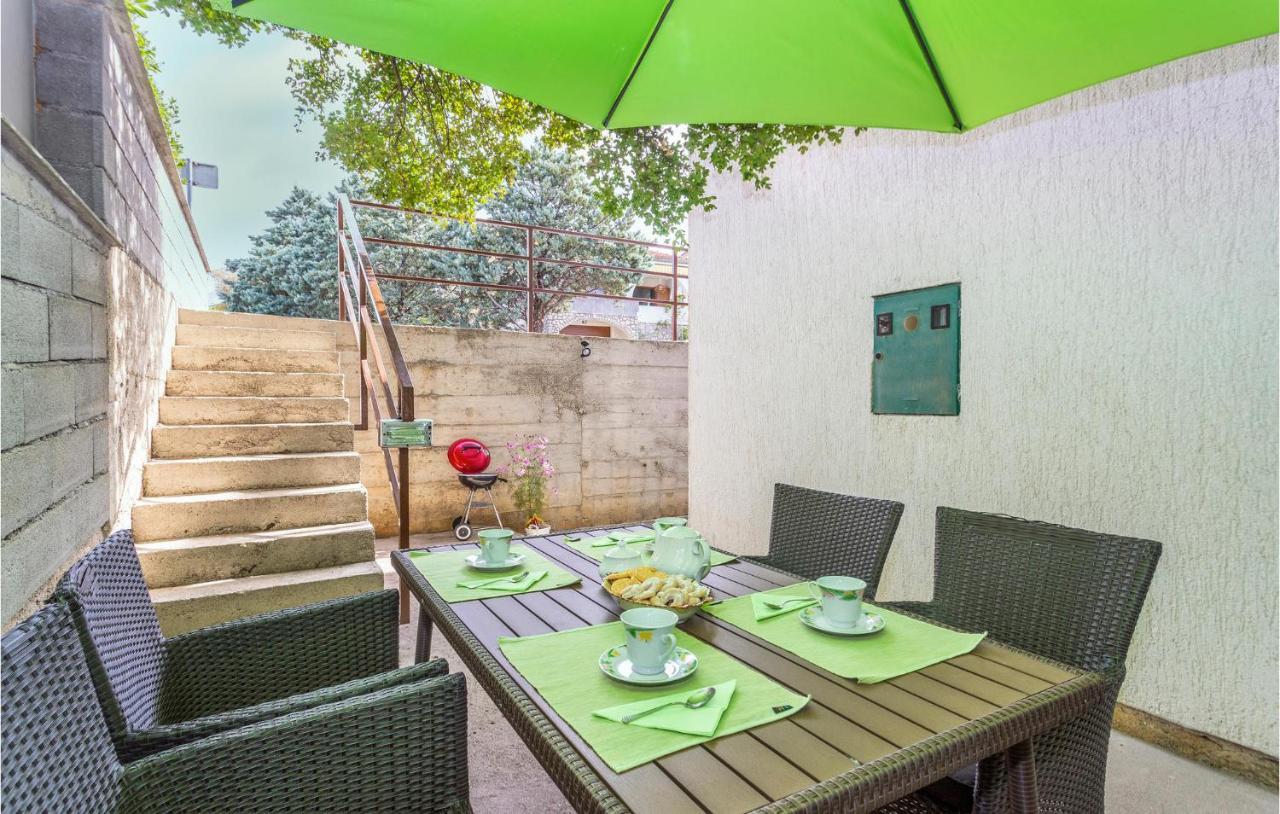 2 Bedroom Cozy Apartment In Omišalj Exteriör bild