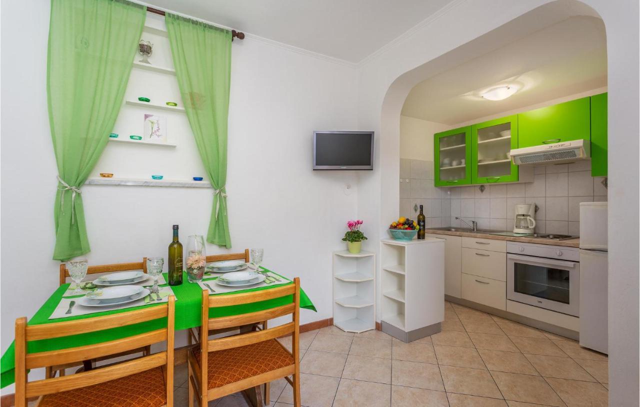 2 Bedroom Cozy Apartment In Omišalj Exteriör bild