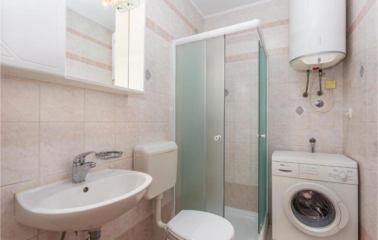 2 Bedroom Cozy Apartment In Omišalj Exteriör bild