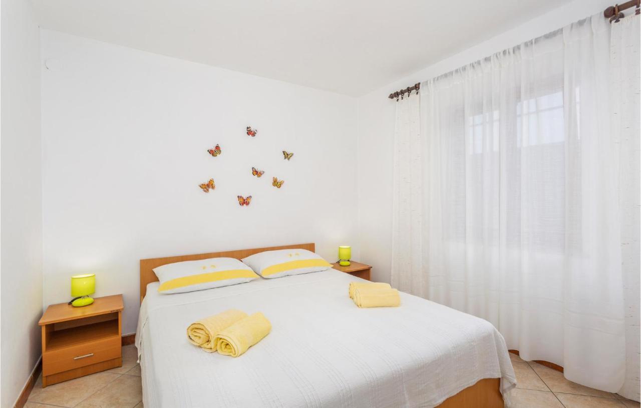 2 Bedroom Cozy Apartment In Omišalj Exteriör bild