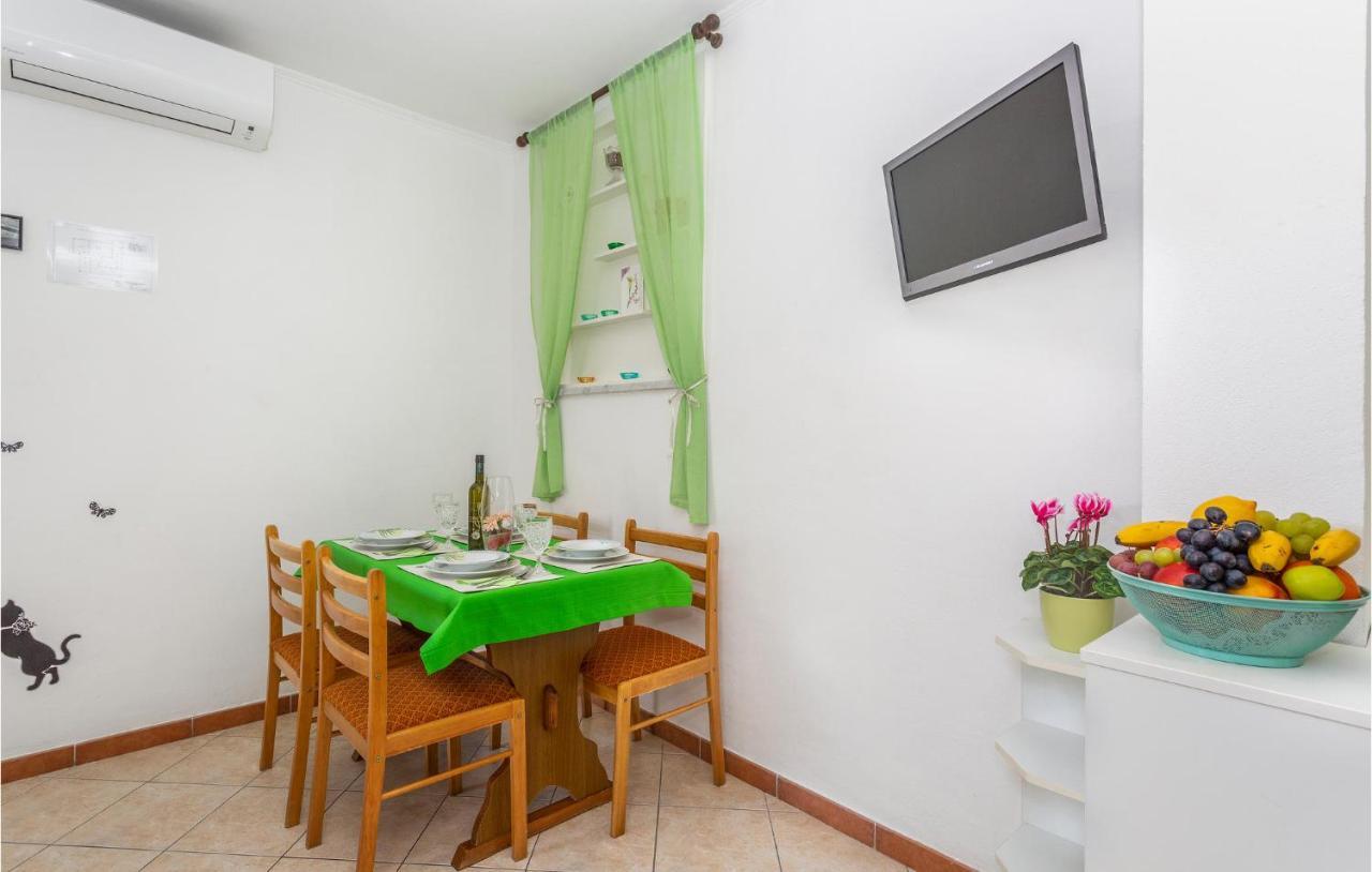 2 Bedroom Cozy Apartment In Omišalj Exteriör bild
