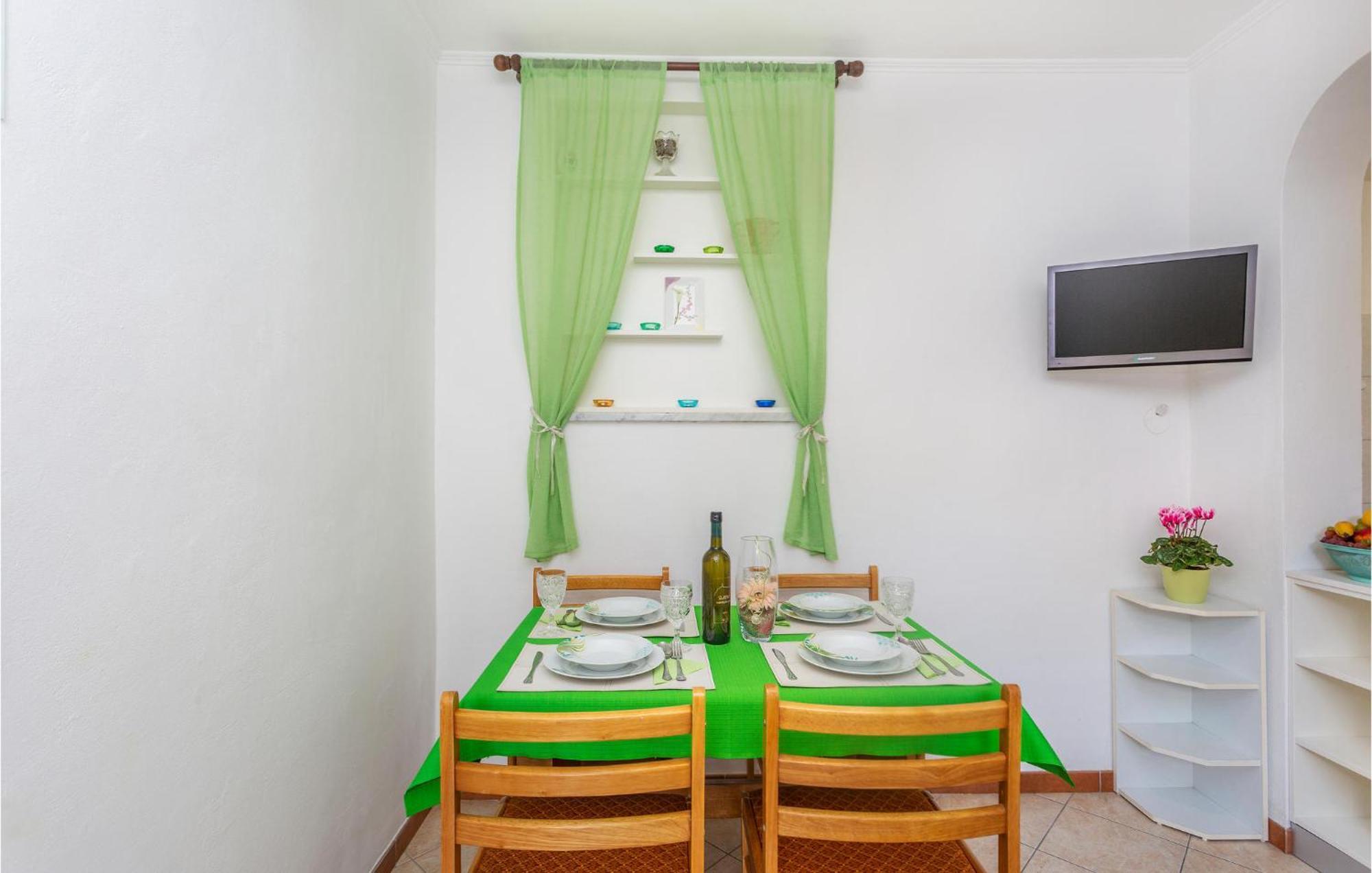 2 Bedroom Cozy Apartment In Omišalj Exteriör bild