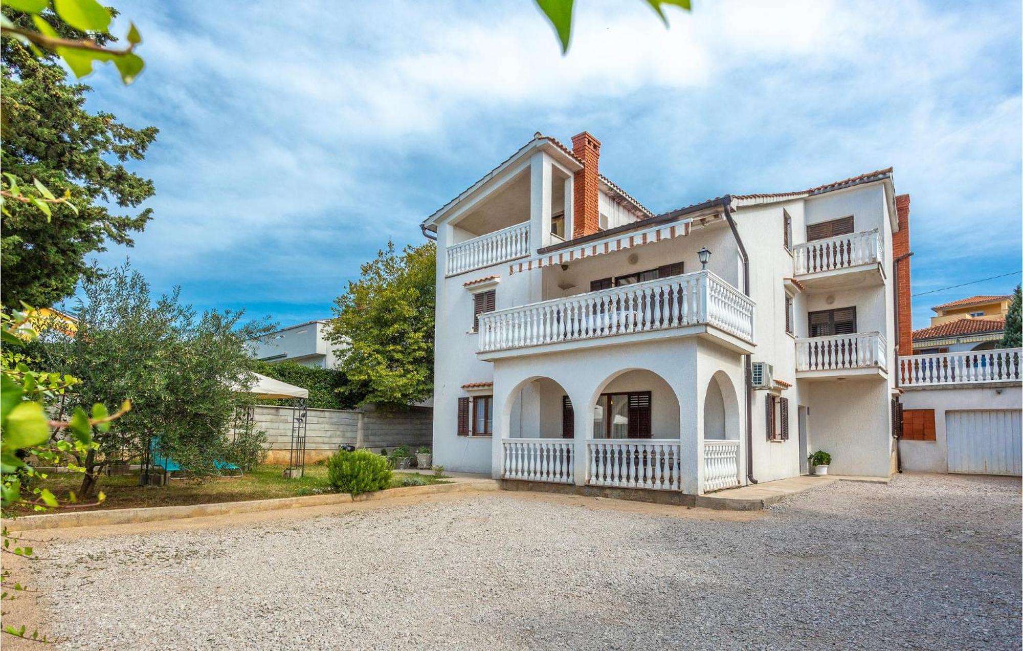2 Bedroom Cozy Apartment In Omišalj Exteriör bild